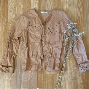 Doen blouse with cut out floral detailing